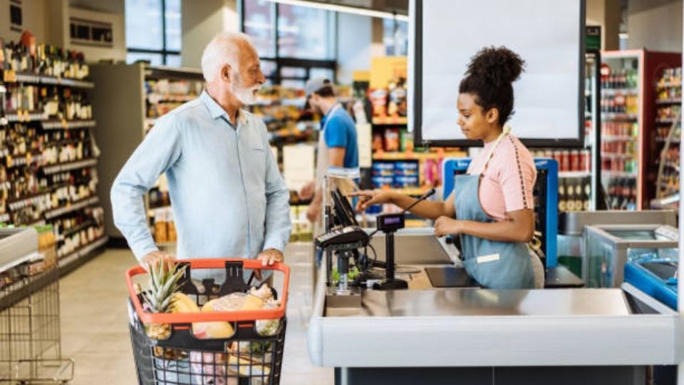 La mayoría de los supermercados ofrecen promociones y descuentos adultos mayores, ya sea que tengan tarjeta INAPAM o del Bienestar