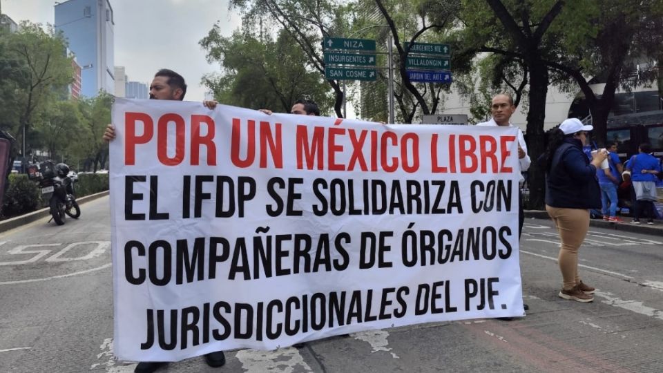 Protestas contra la reforma judicial afuera del Senado