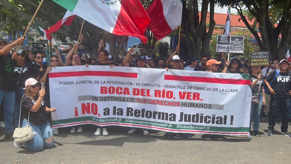 Frente al Congreso del Estado.