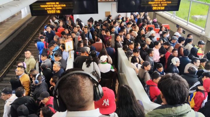 Metro CDMX: Línea 12 un caos; usuarios reportan hasta 20 minutos de espera
