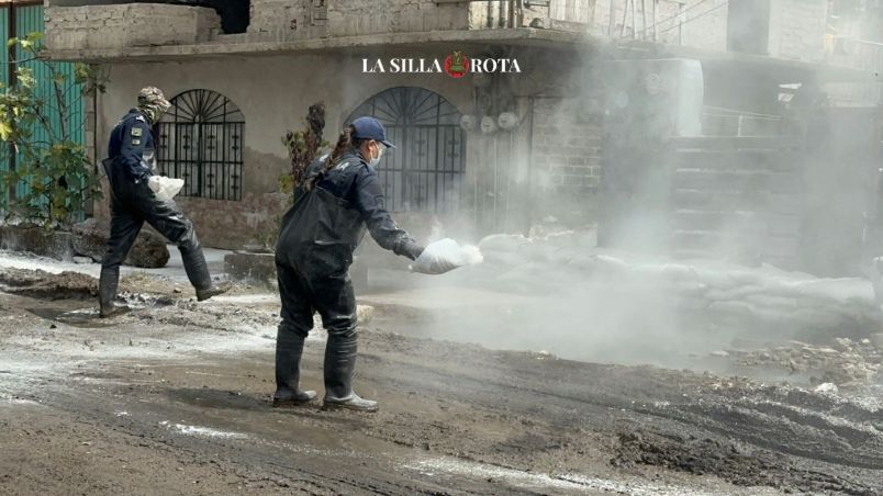 Efectivos de la Marina comenzaron con la dispersión de bultos de cal como medida de desinfección y prevención de enfermedades por los residuos en las avenidas donde el agua logró ser desalojada.