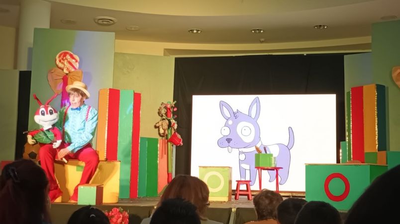 Mario Iván Martínez, en su show 'Descubriendo el mundo de Cri-Cri' en la Biblioteca Central.