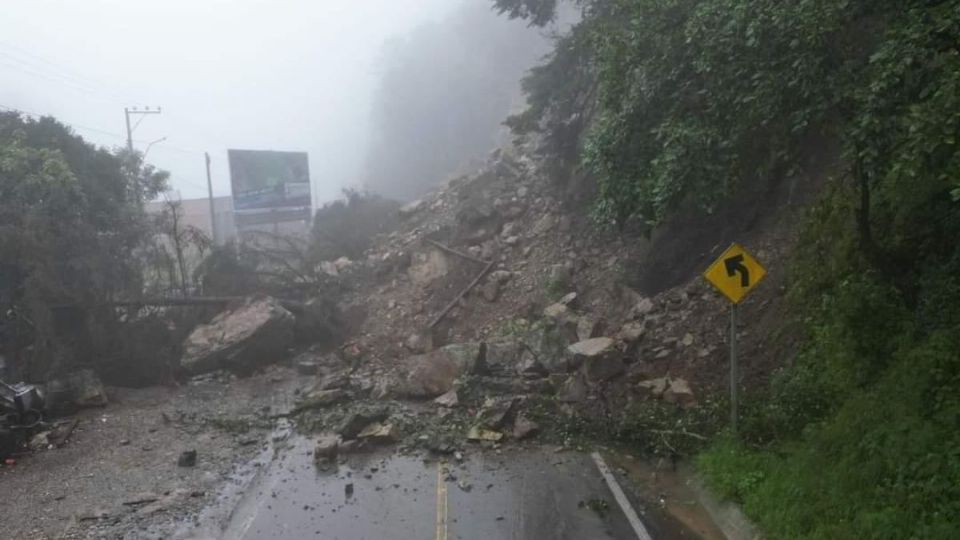 La presidenta municipal Lupita Ramírez Plaza señaló que la afectación en la vía podría extenderse hasta dos días, ya que el cerro sigue desprendiéndose.