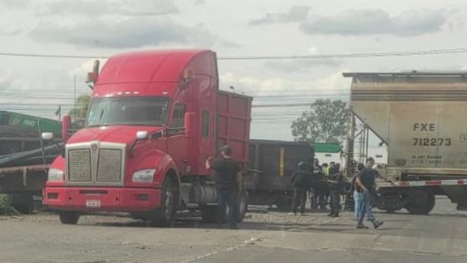 Un tráiler fue impactado por el tren al tratar de ganarle el paso en Celaya