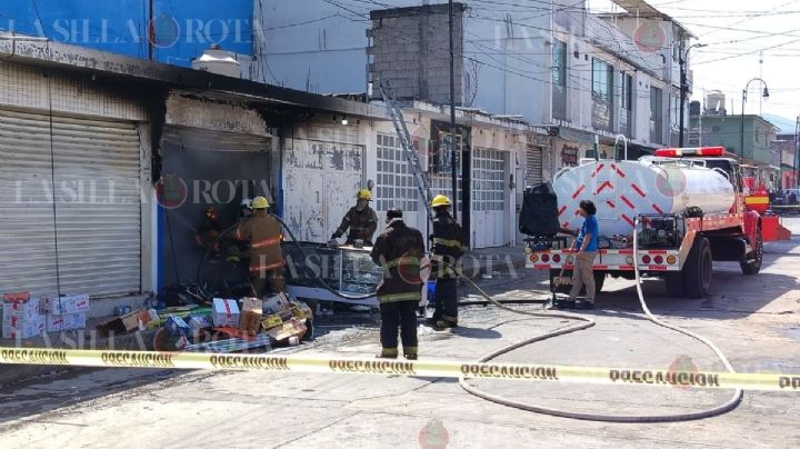 En Año Nuevo, incendio consume local comercial en Ciudad Mendoza