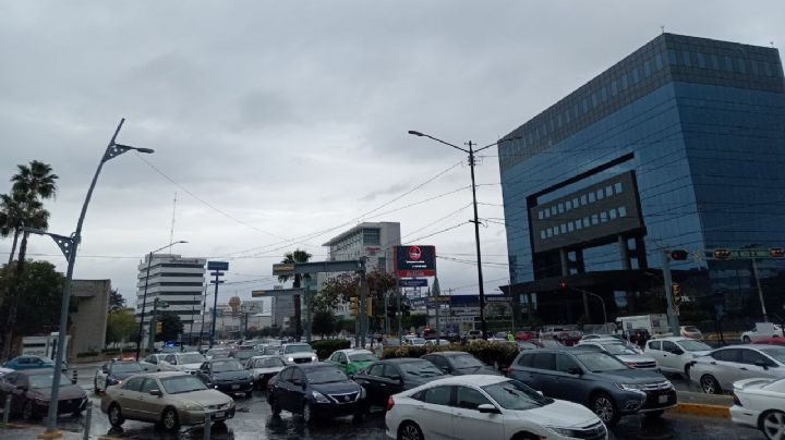Lluvia, feria y caravana de autos colapsan el López Mateos en León