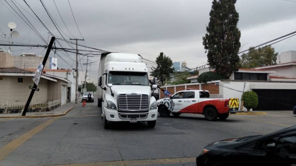 La altura del tráiler jaló los cables de internet y telefonía y derribó 2 postes en la colonia La Martinica.