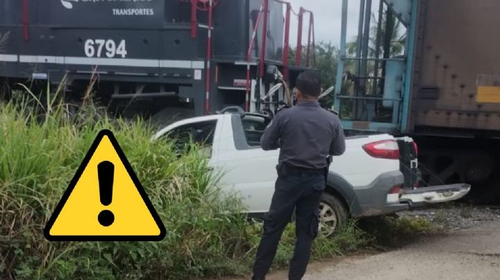Camioneta intenta ganarle paso al tren y es arrastrado, en Cosoleacaque