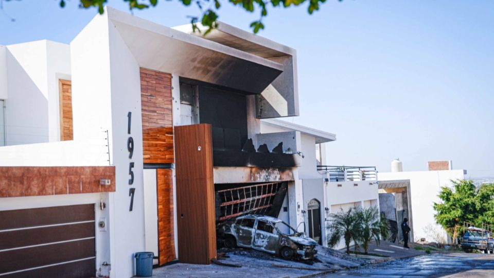 Un grupo armado disparó contra la propiedad y luego prendió fuego a la fachada y un vehículo estacionado
