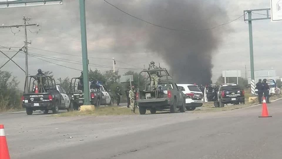 En el municipio de Linares, atravesaron un tráiler con autotanque.