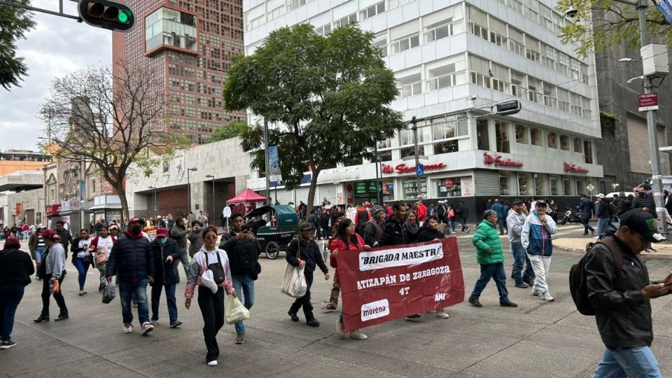 Pese al clima lluvioso de la capital, la multitud se aglomeró a las faldas de la Alameda Central y el Palacio de Bellas Artes