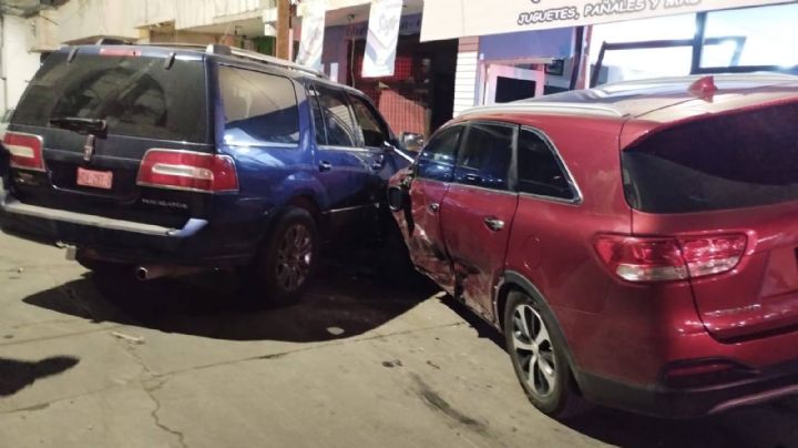 Ebrio conductor en Tulancingo choca contra un Pointer, una KIA y hasta un negocio; así pasó