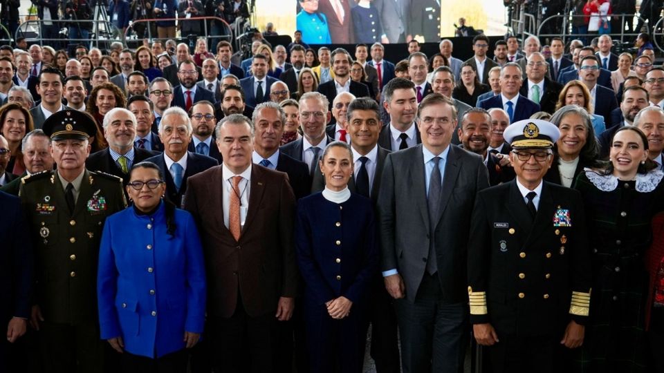 De izquierda a derecha, en primera fila, el secretario de la Defensa Nacional, Ricardo Trevilla; la secretaria de Gobernación, Rosa Icela Rodríguez; Francisco Cervantes, presidente del CC; la presidenta Claudia Sheinbaum; el secretario de Economía, Marcelo Ebrard; el secretario de la Marina, Raymundo Pedro Morales Ángeles, y Altagracia Gómez, líder del Consejo Asesor. Atrás de Sheinbaum, Carlos Slim Domit