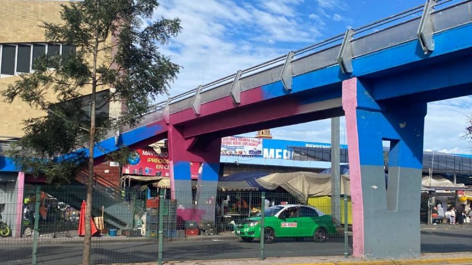 Al parecer el gobierno morenista de Celaya dejará su marca en el puente peatonal del bulevar Adolfo López Mateos, será pintado de color guinda.