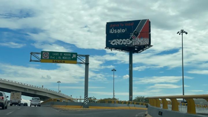 Grafitean anuncio a 70 metros de altura; ¿cómo subieron?