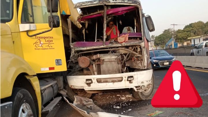 Camión con pasajeros choca contra tráiler en la autopista Veracruz - La Antigua: 1 muerto y lesionados
