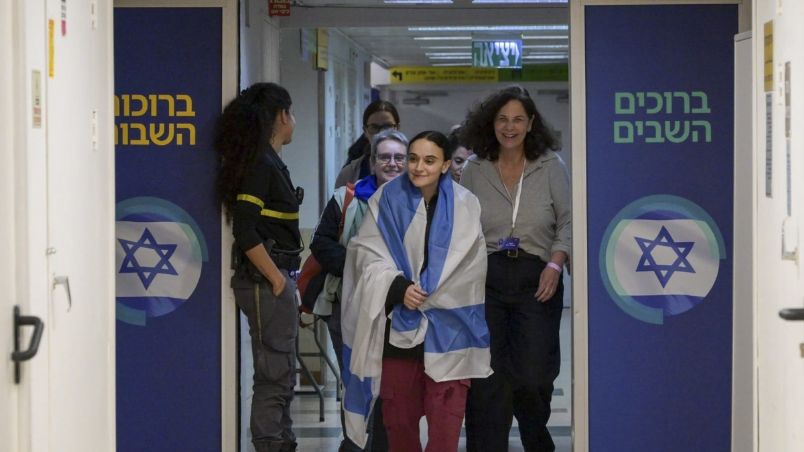 Una de las rehenes liberadas por Hamás se reencuentra con su familia en el hospital Sheba de Tel Aviv este domingo