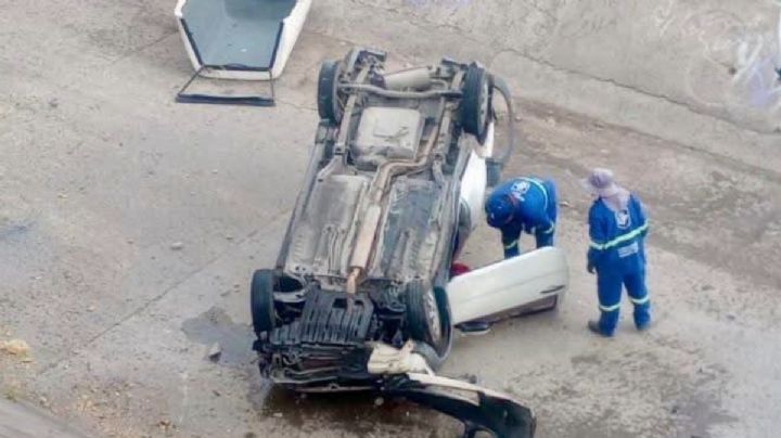 Un automóvil cae en el interior del Malecón del Río