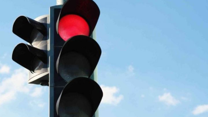 Como en su casa, conductor de combi se pasa un semáforo en rojo; estas son las multas I Video