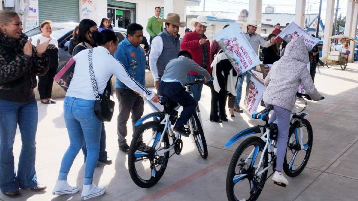 Facilitan traslado a la escuela: entregan bicicletas a niños indígenas de Hidalgo
