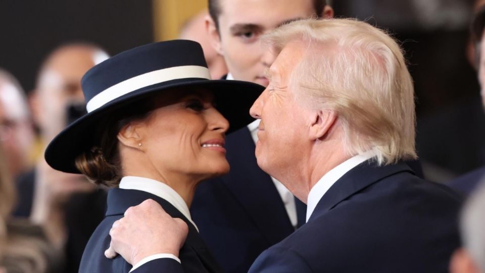 Melania resaltó su vestimenta con un recogido bajo que acentuaba la sofisticación