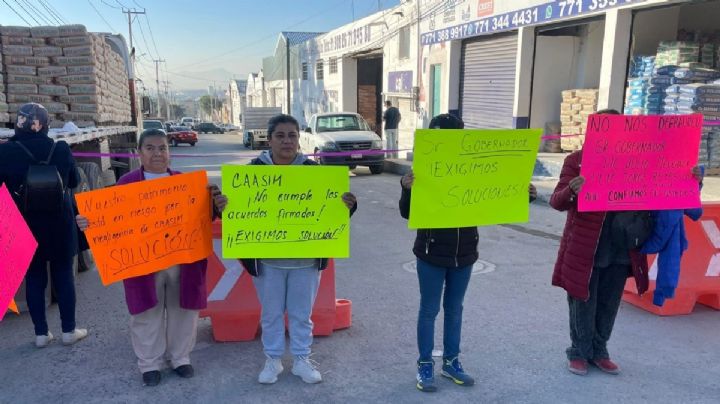 Aguas negras se derraman en casas de Pachuca; Caasim reacciona tras bloqueo