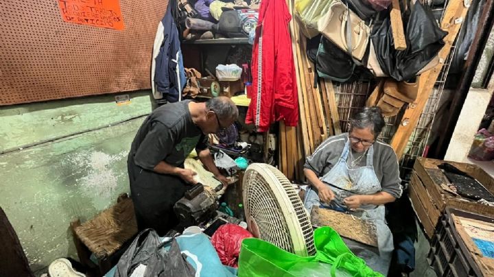 Hermanos Guzmán Pérez: más de 40 años reparando zapatos, bolsos y maletas en Coatzacoalcos