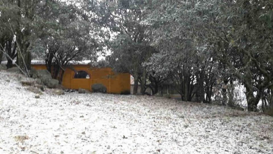 Nieve y aguanieve, en El Varal, comunidad serrana de Guanajuato capital.