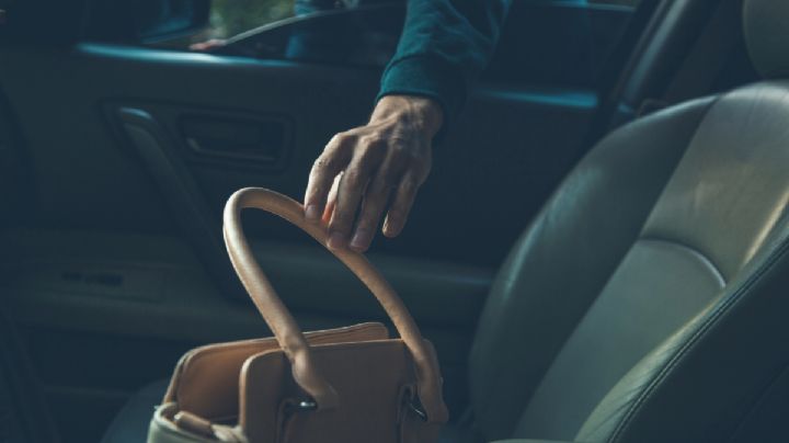 Captan a mujer robando bolsa en estacionamiento del Reloj de Pachuca I Video