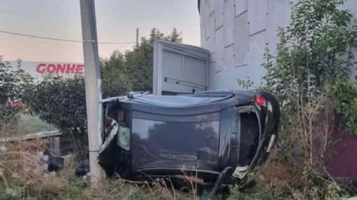 Cae automóvil desde puente vehicular sobre bulevar en Pachuca; 2 lesionados