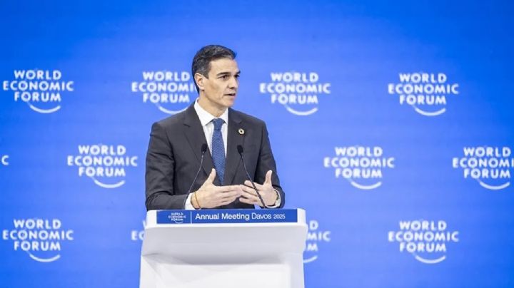 Pedro Sánchez va por control a redes sociales; así lo criticó Milei