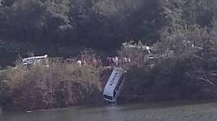 Transporte público cae a presa de Hidalgo; buscan posibles víctimas