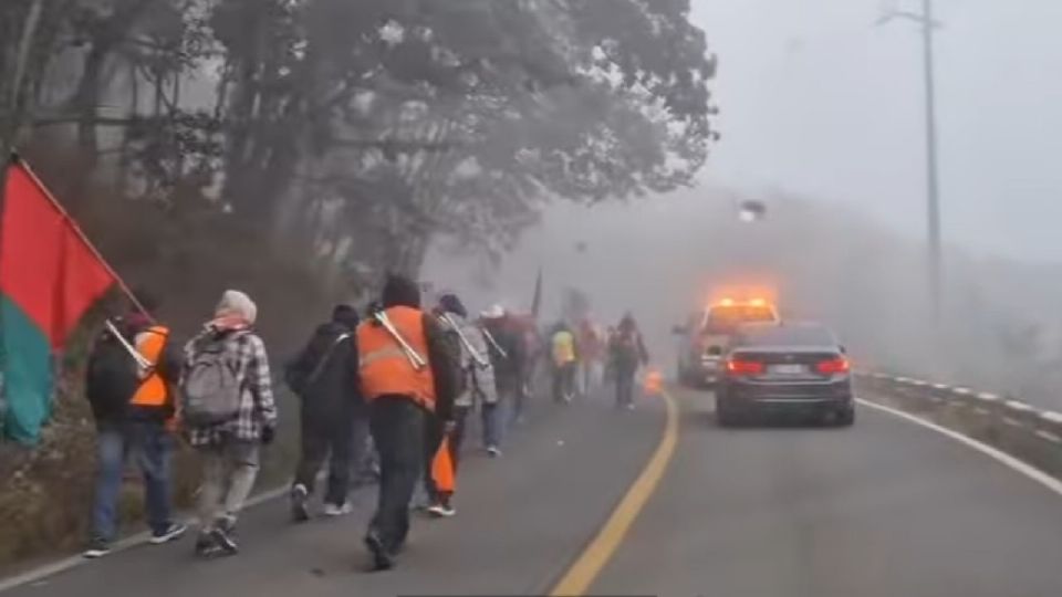 Más de mil sanjuaneros cruzaron ayer la Sierra de Guanajuato entre la neblina y mucho frío.