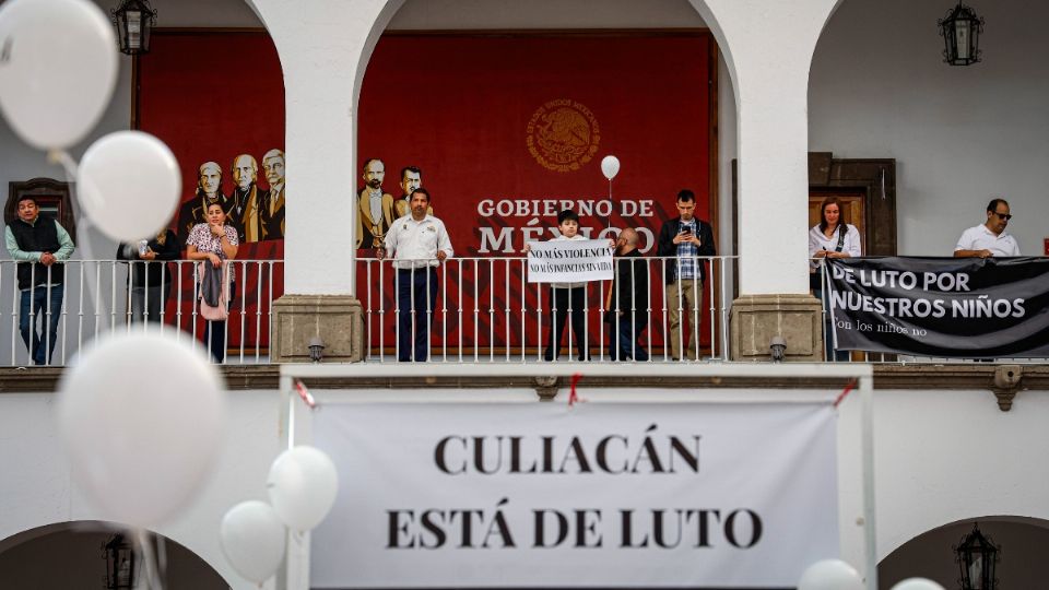 El hecho provocó manifestaciones y daños parciales en la antesala de la oficina del gobernador Rubén Rocha Moya
