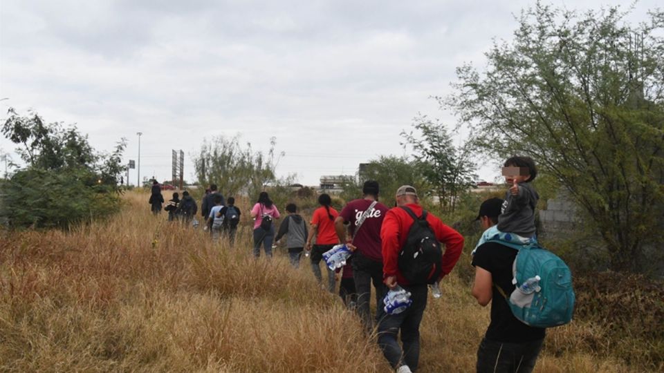 'Del otro lado' recupera imágenes de archivo donde sus oficiales cazan mexicanos con dispositivos de detección infrarrojos.