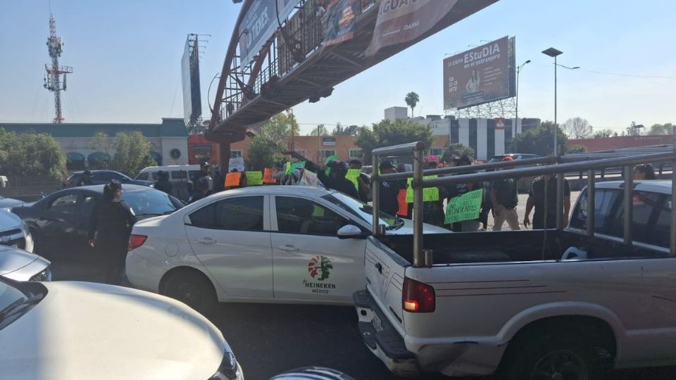 Trabajadores mantienen bloqueados los carriles centrales y dos de la lateral, generando caos vial en Periférico y vialidades alternas que también presentan congestionamiento vial