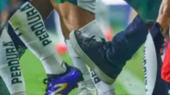 La patada del técnico de Chivas a James Rodríguez | VIDEO