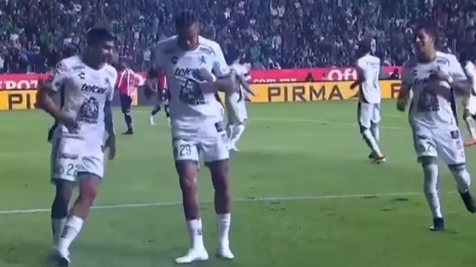 Así festejó Cádiz su primer gol, con unos pasitos de baile.