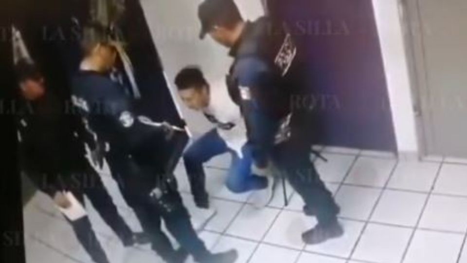 En uno de los videos se ve al mando de Mexicaltzingo golpear a un hombre esposado y sometido