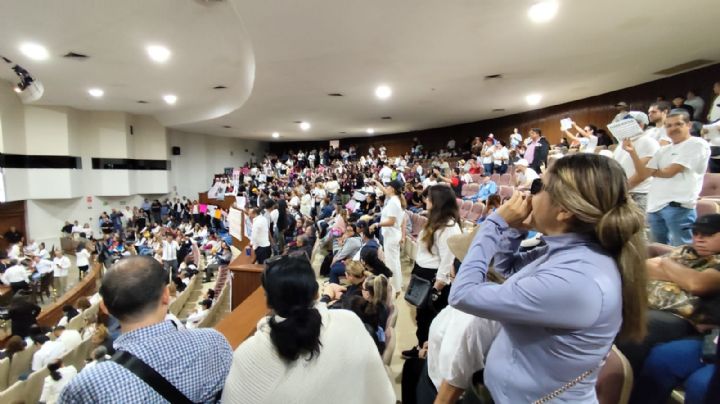 Manifestantes toman el Congreso del Estado para pedir renuncia de Rocha Moya