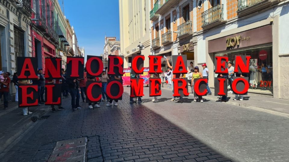 Desde octubre, vendedores ambulantes y la 28 de Octubre están en conflicto por los espacios de venta en el Centro Histórico de Puebla