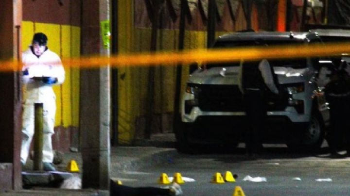 Jugaban futbol, llegan motosicarios y les disparan; resultan 2 muertos y 3 heridos