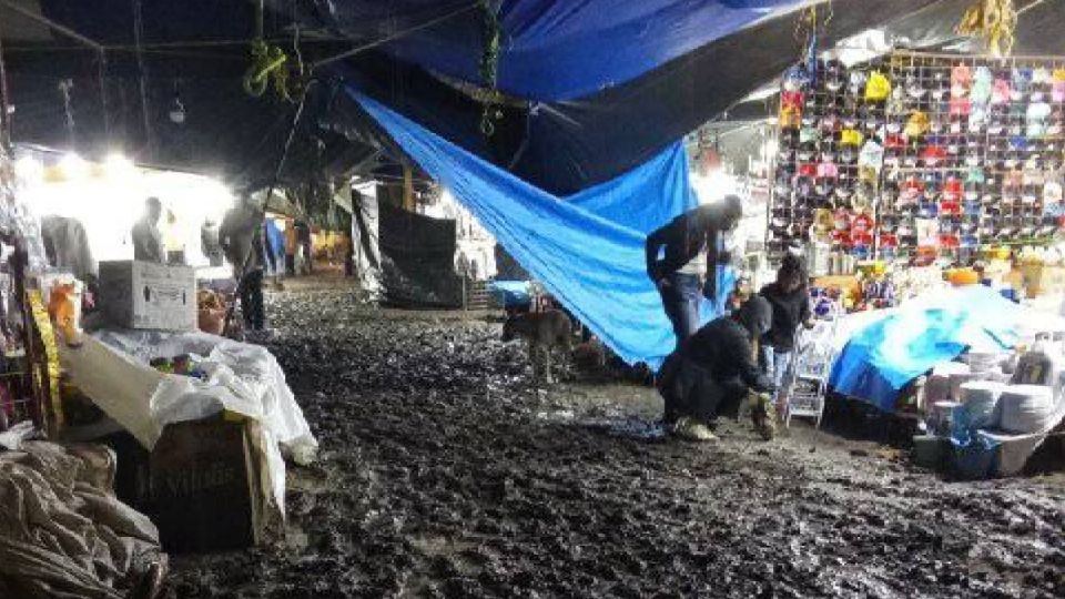 La lluvia de ayer dejó entre el lodazal los puestos de la Feria de Yuriria.