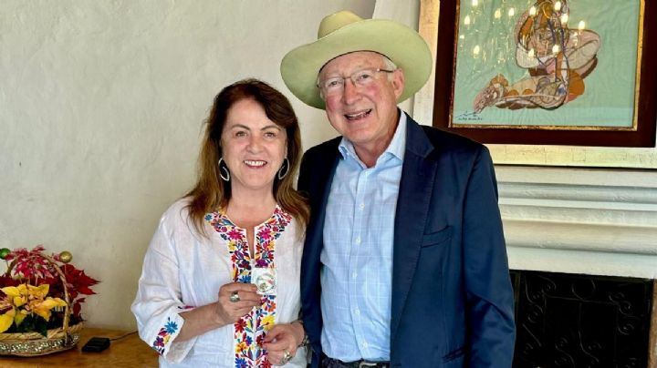 Ken Salazar llama a Sheinbaum a cooperar con EU ante crisis migratoria