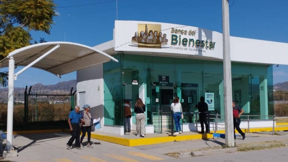 Pensionados del Bienestar dan a conocer que al usar cajeros de otros bancos y de cajas populares les desconfiguran sus tarjetas.