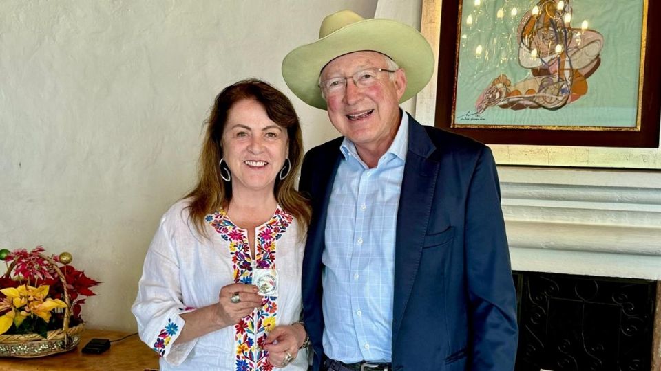 La gobernadora de Morelos, Margarita González y el embajador Ken Salazar
