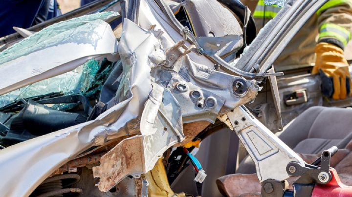 Mujer queda prensada tras fuerte accidente en carretera de Hidalgo; así logró sobrevivir