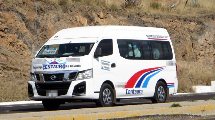 Con una metralleta asaltan a pasajeros de combi en Tulancingo