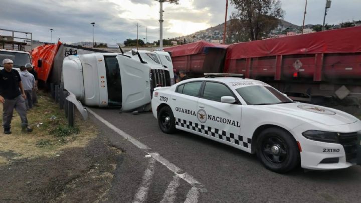 Autopista México-Pachuca: tráiler de Bachoco vuelca y se desata rapiña de pollo; así pasó