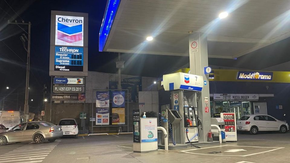 Estacipon de Chevron en el bulevar Delta.